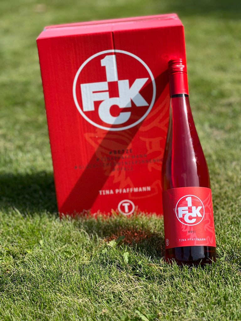 1. FCK Wein von Tina Pfaffmann aus der  Pfalz Flasche auf Fußballplatz in Kaiserslautern