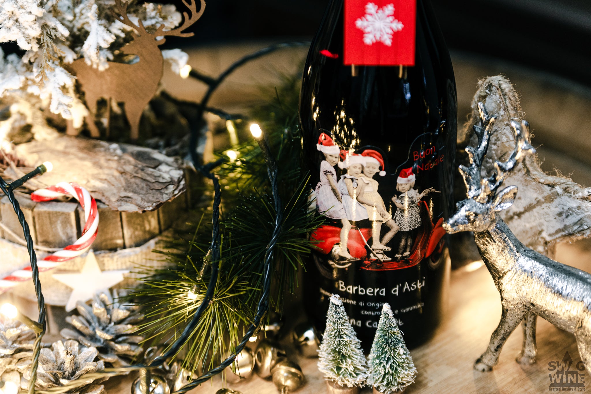 Barbera d'Asti DOCG Natale Casina Castlet Buon Natale Mädchen auf Vespa mit Nikolausmützen Weihnachtswein mit Weihnachtsdekoration