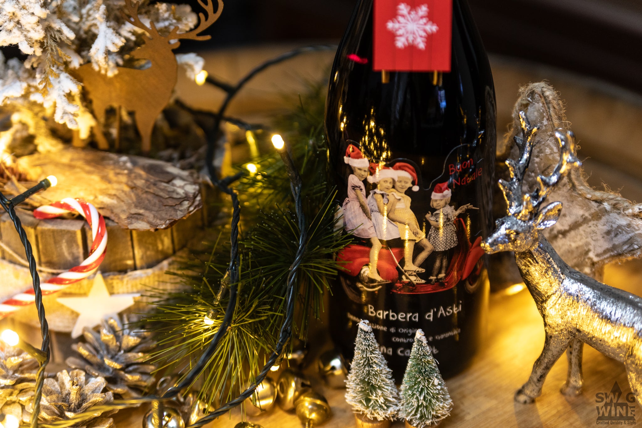 Barbera d'Asti DOCG Natale Casina Castlet Buon Natale Mädchen auf Vespa mit Nikolausmützen Weihnachtswein mit Weihnachtsdekoration