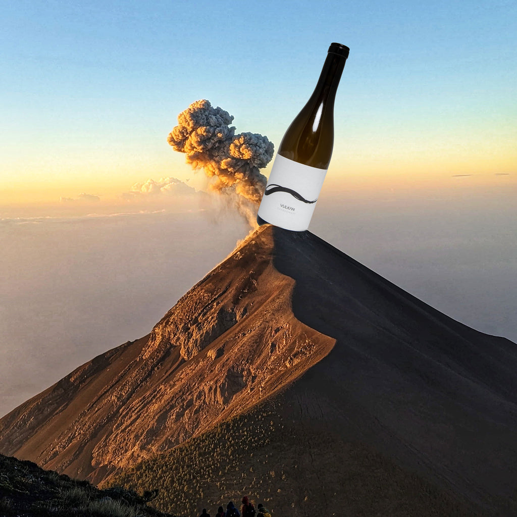 Weingut Kuhn Chardonnay Vulkan Flasche auf Vulkangipfel