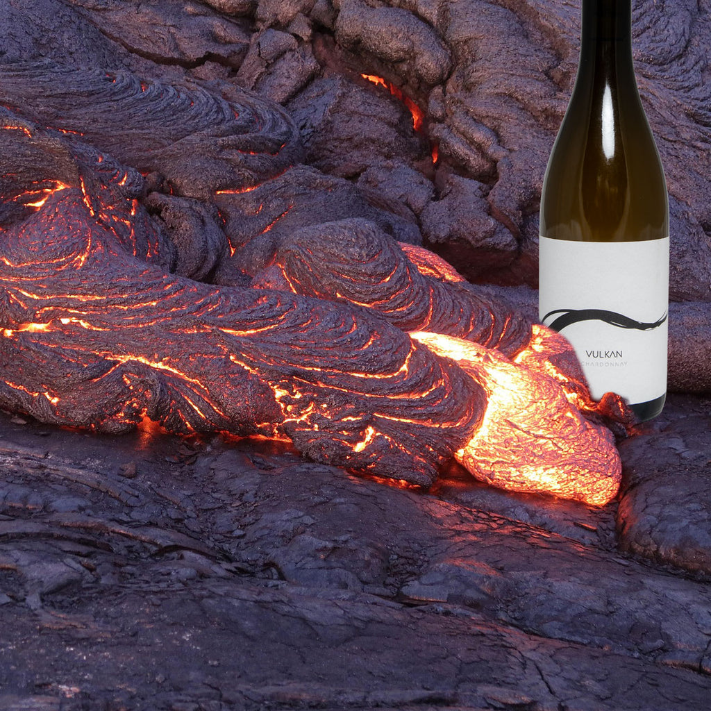 Weingut Kuhn Chardonnay Vulkan Flasche neben Lava