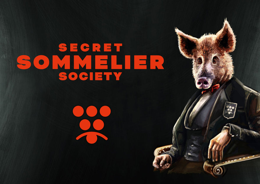 Secret Sommelier Society Logo - Sommelier mit Wildschweinkopf auf Stuhl 