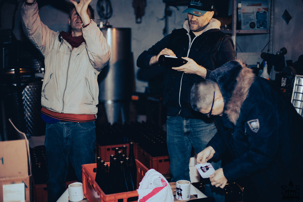 Winzer Andreas Durst und Sven und Markus von Swagwine etikettieren den Transsylvaner Wein