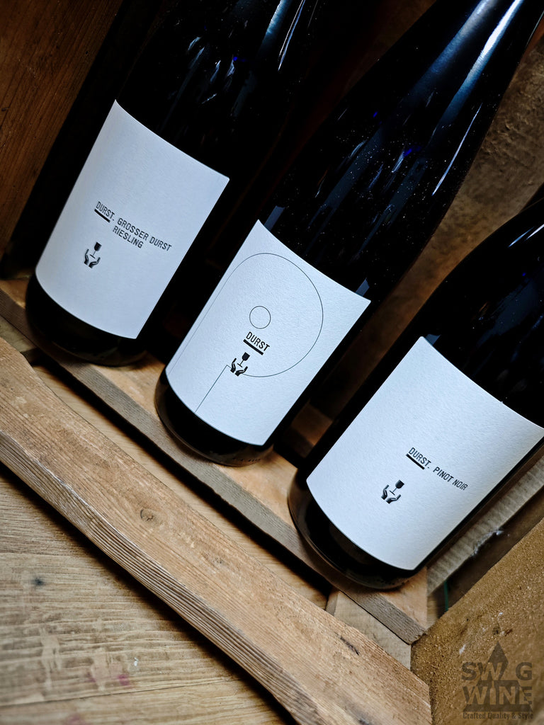 Drei Weine von Andreas Durst Landwein Pfalz in einer Holzkiste stehend