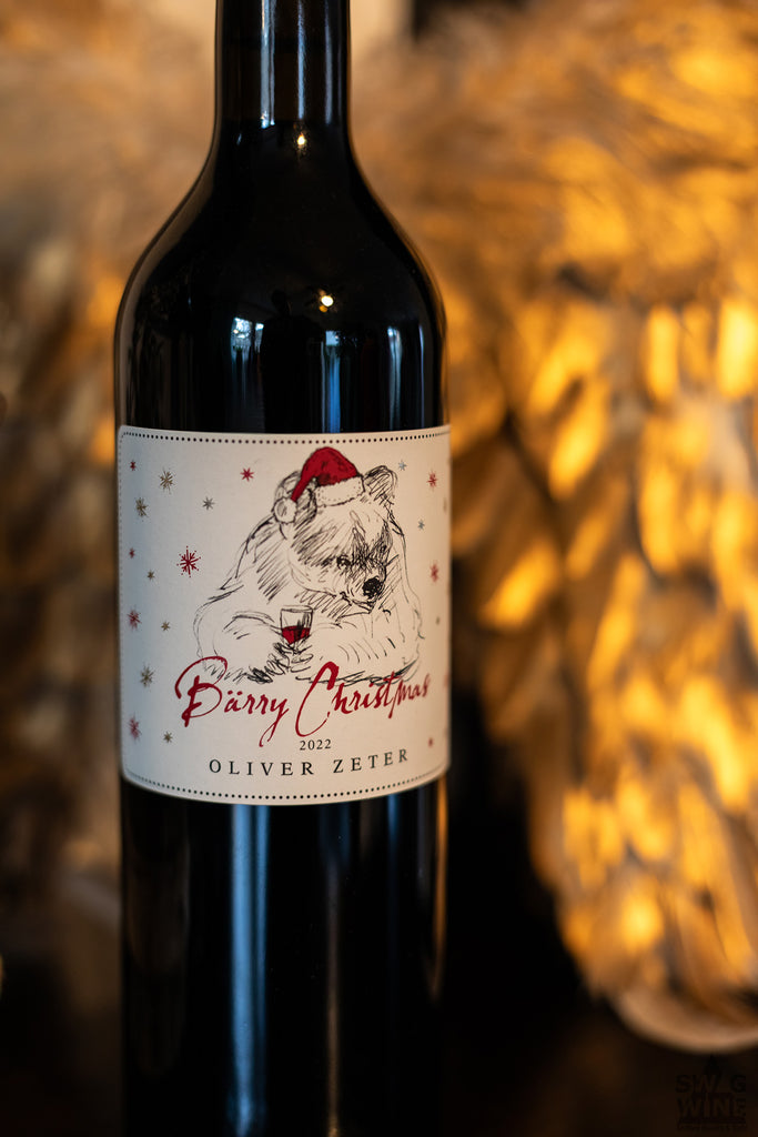 Rotwein Bärry Christmas - Weihnachtswein von Oliver Zeter aus der Pfalz im Bordeaux Stil - Flasche vor goldemem Hintergrund im warmen Licht