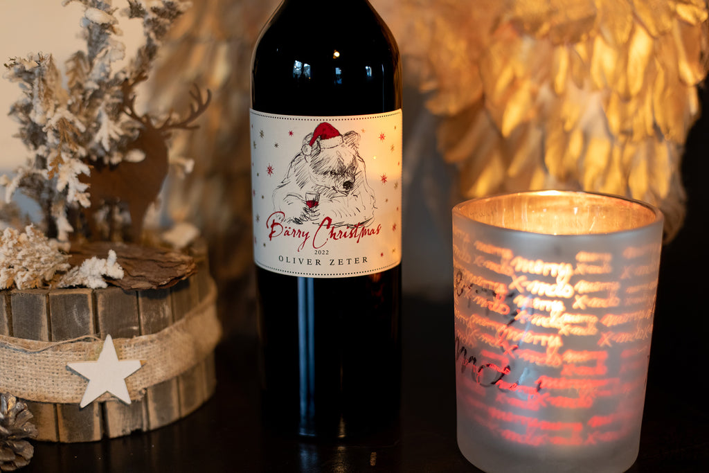 Rotwein Bärry Christmas Weihnachtswein von Oliver Zeter aus der Pfalz - Flasche neben Kerze und Weihnachtsdeko