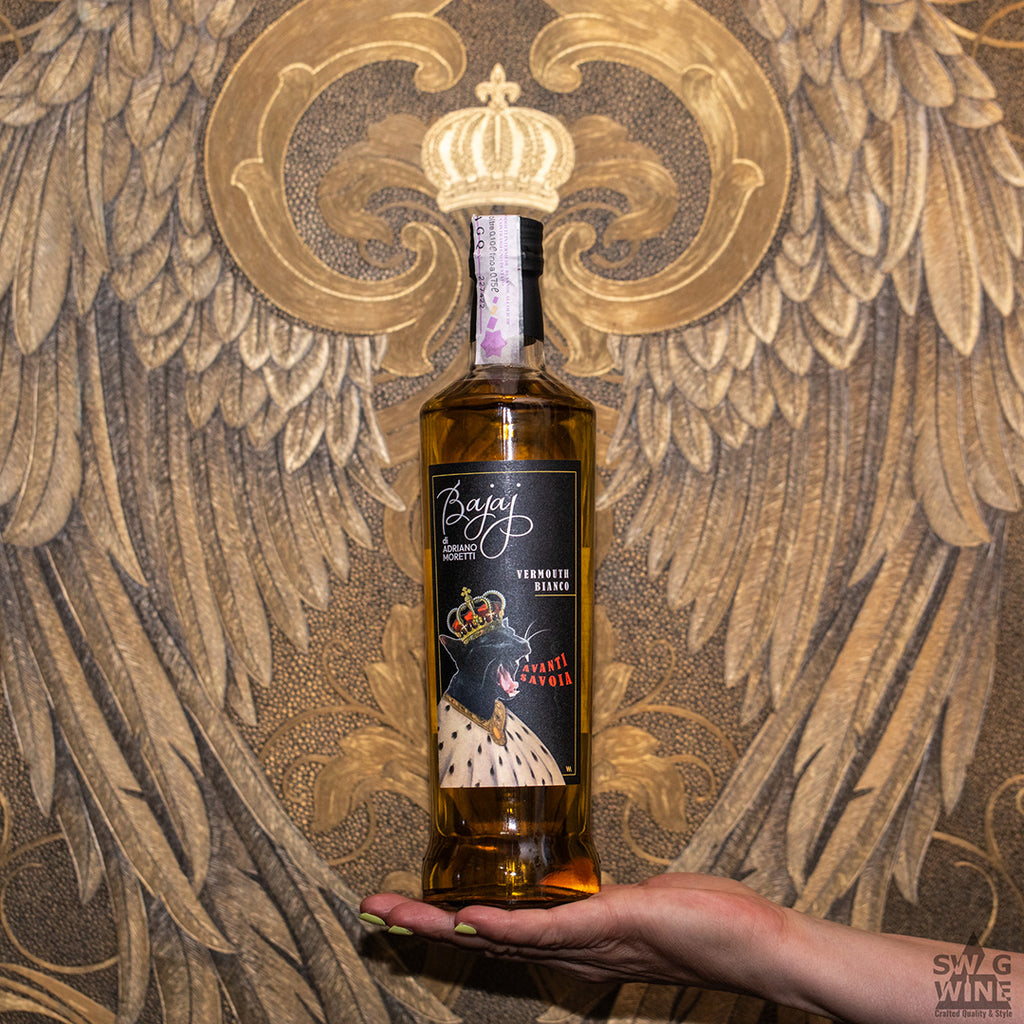 Bajaj Adriano Moretti Wermut Avanti Savoia Flasche mit Katze im Königskostüm auf Hand vor goldener Tapete
