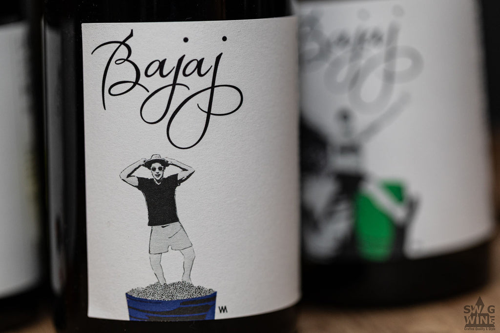 Etikett vom Barbera d'Alba DOC vom Weingut Bajaj di Adriano Moretti Winzer stampft Trauben 