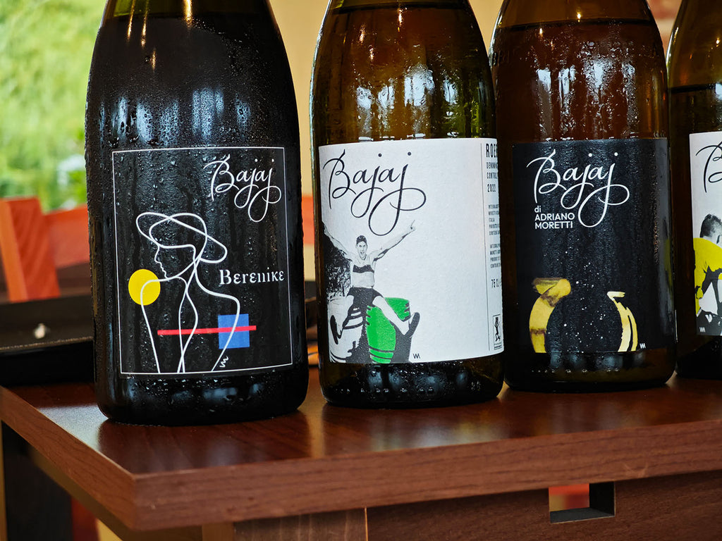 Bajaj Adriano Moretti Spumante Sekt Berenike aus Barbera neben Roero Arneis Flasche