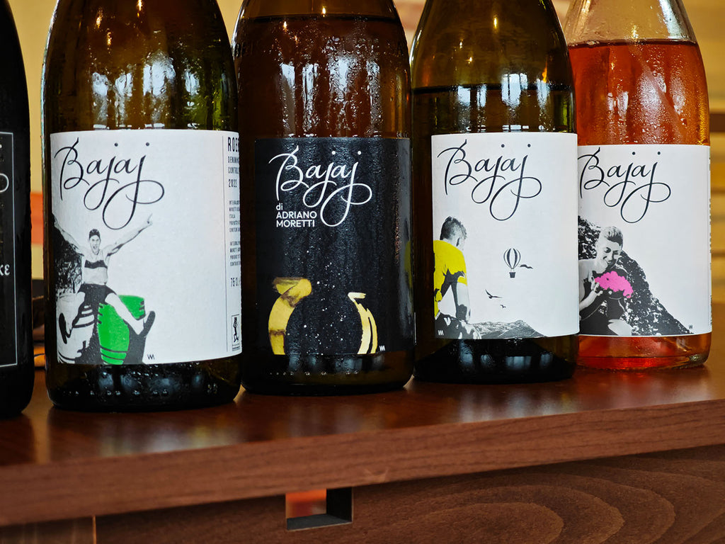 Weinflaschen von Bajaj di Adriano Moretti in einer Reihe Roero Arneis DOCG - Langhe Favorita DOC und Lotos Flos Rose