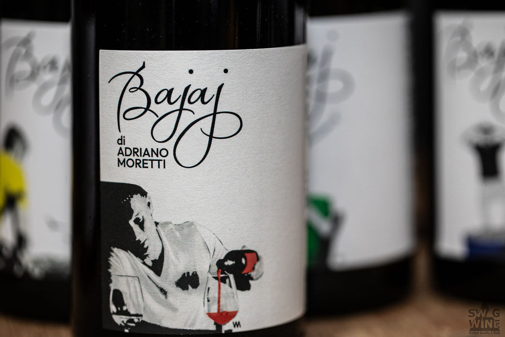 Langhe Nebbiolo DOC von Bajaj Adriano Moretti - Etikett mit Winzer, der Wein einschenkt