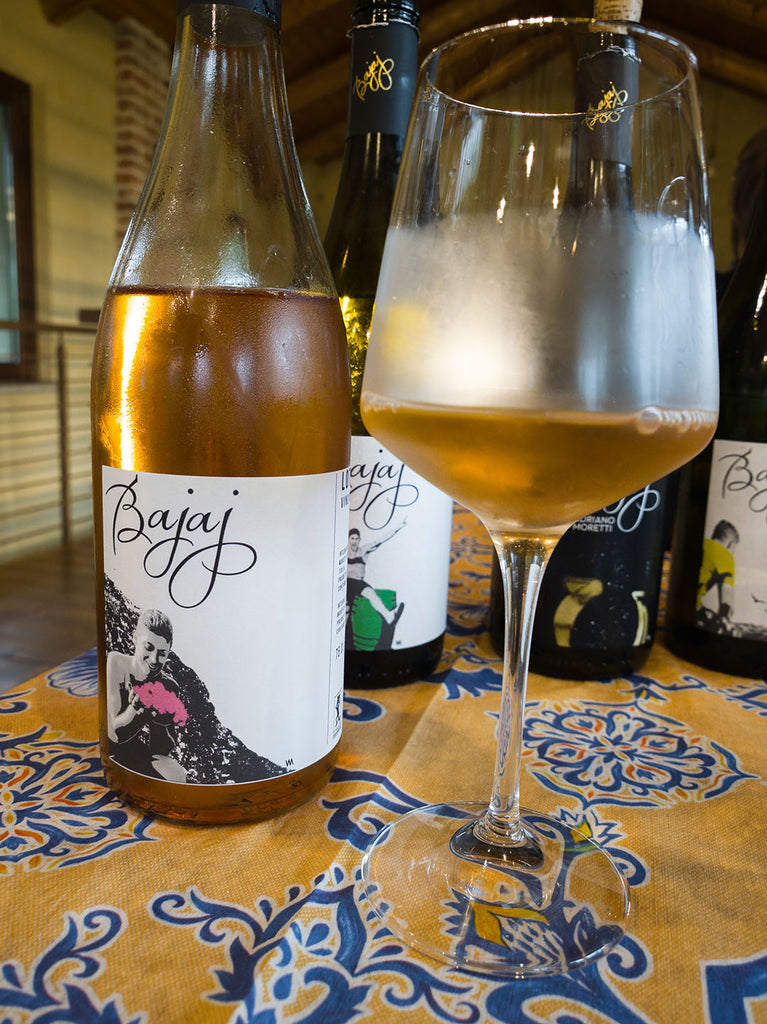 Bajaj Adriano Moretti Rosé Lotos Flos Nebbiolo Flasche und Glas mit Wein eingeschenkt