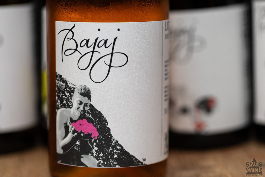 Lotos Flos Rosé Wein von Bajaj di Adriano Moretti Etikett der Weinflasche mit Winzer der Trauben in den Händen hält