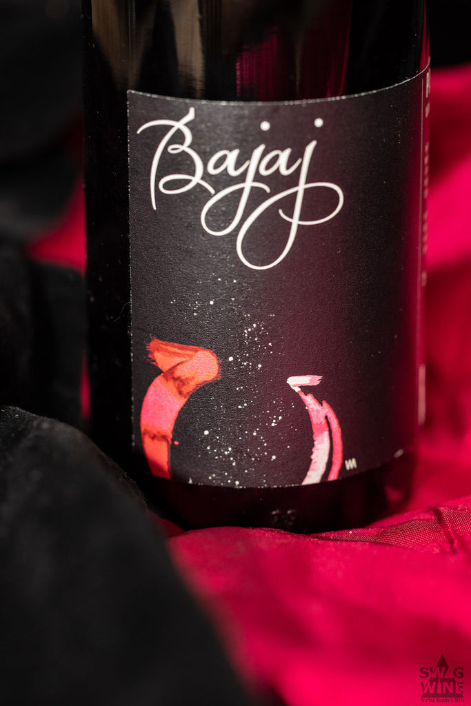 Bajaj Adriano Moretti Pandorae Vas Nebbiolo aus Amphore Flasche auf schwarzem und rotem Samt