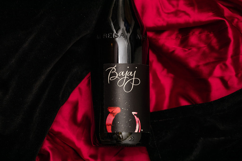 Bajaj Adriano Moretti Pandorae Vas Vino rosso Nebbiolo aus Amphore Flasche auf schwarzem und rotem Samt