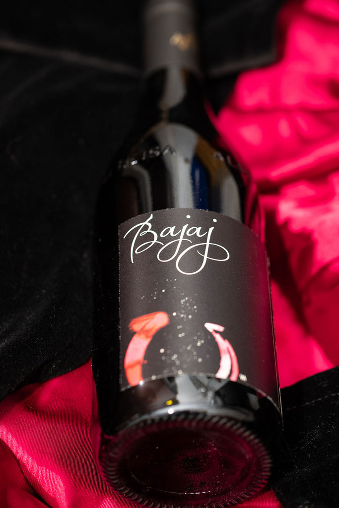 Bajaj Adriano Moretti Pandorae Vas Nebbiolo aus Amphore Flasche auf schwarzem und rotem Samt