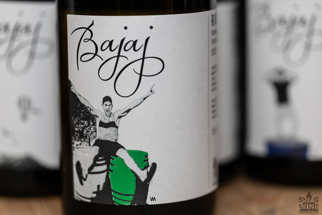 Roero bianco Arneis DOCG von Bajaj di Adriano Moretti Etikett der Weinflasche mit Winzer auf Weinfässern