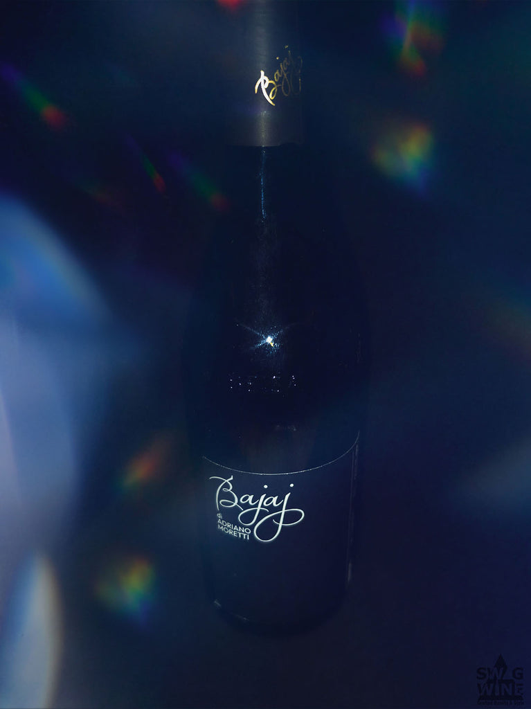 Roero DOCG Bric Nota von Weingut Bajaj - Weinflasche im Partylicht