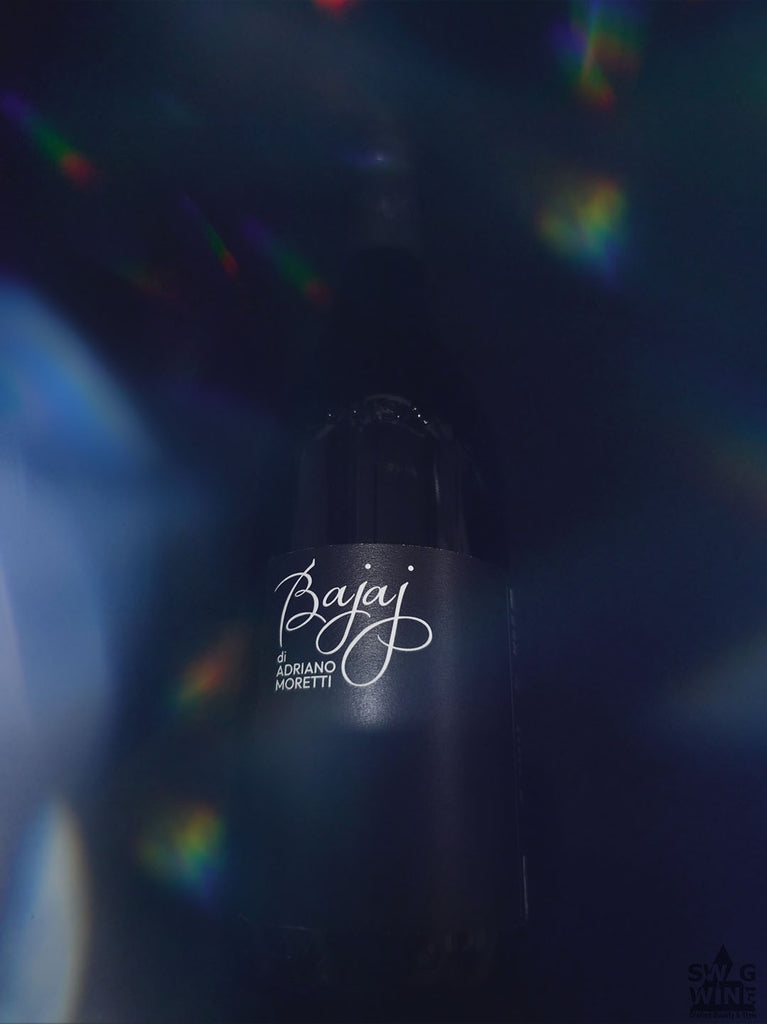 Bajaj Adriano Moretti Roero DOCG Weinflasche im Partylicht
