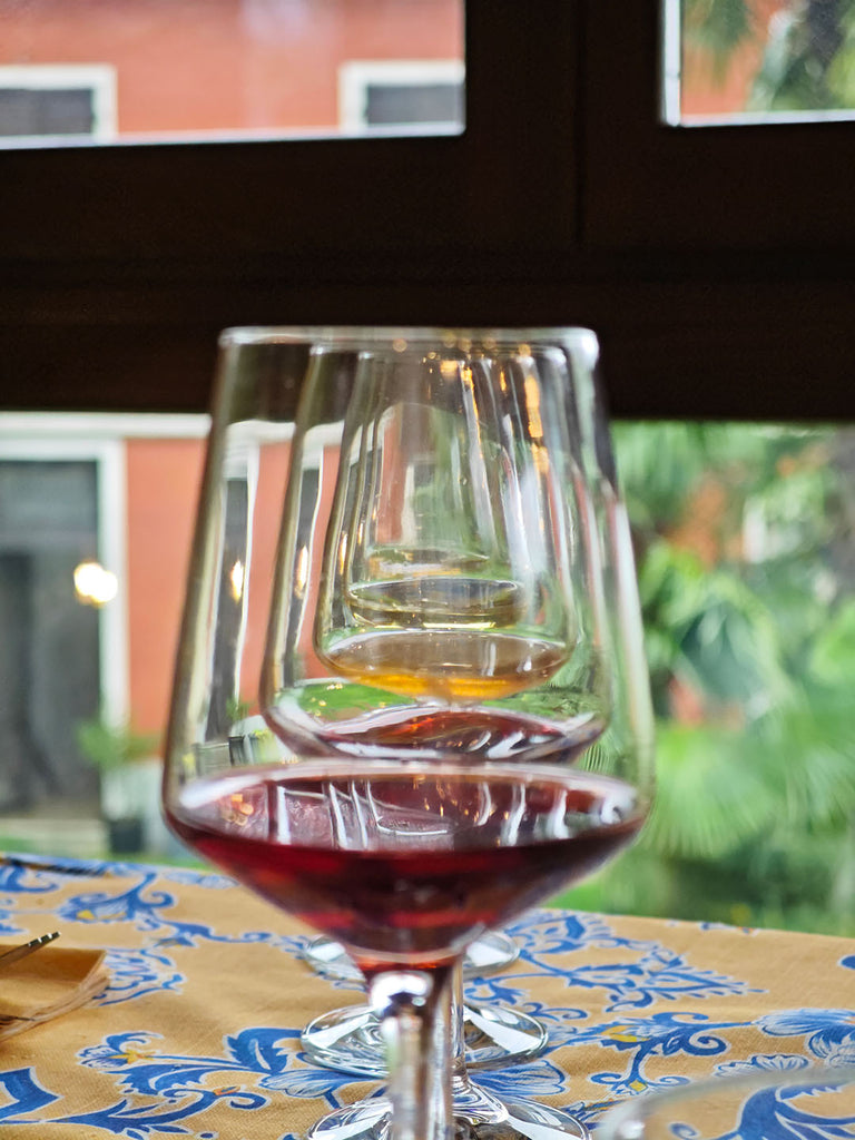 Bajaj Adriano Moretti Weingläser eingeschenkt mit Rotwein und Weißwein