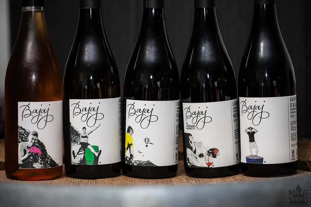 Weingut Bajaj Weinflaschen in einer Reihe gezeichnete Etiketten mit Winzer bei verschiedenen Aktivitäten bei Swagwine