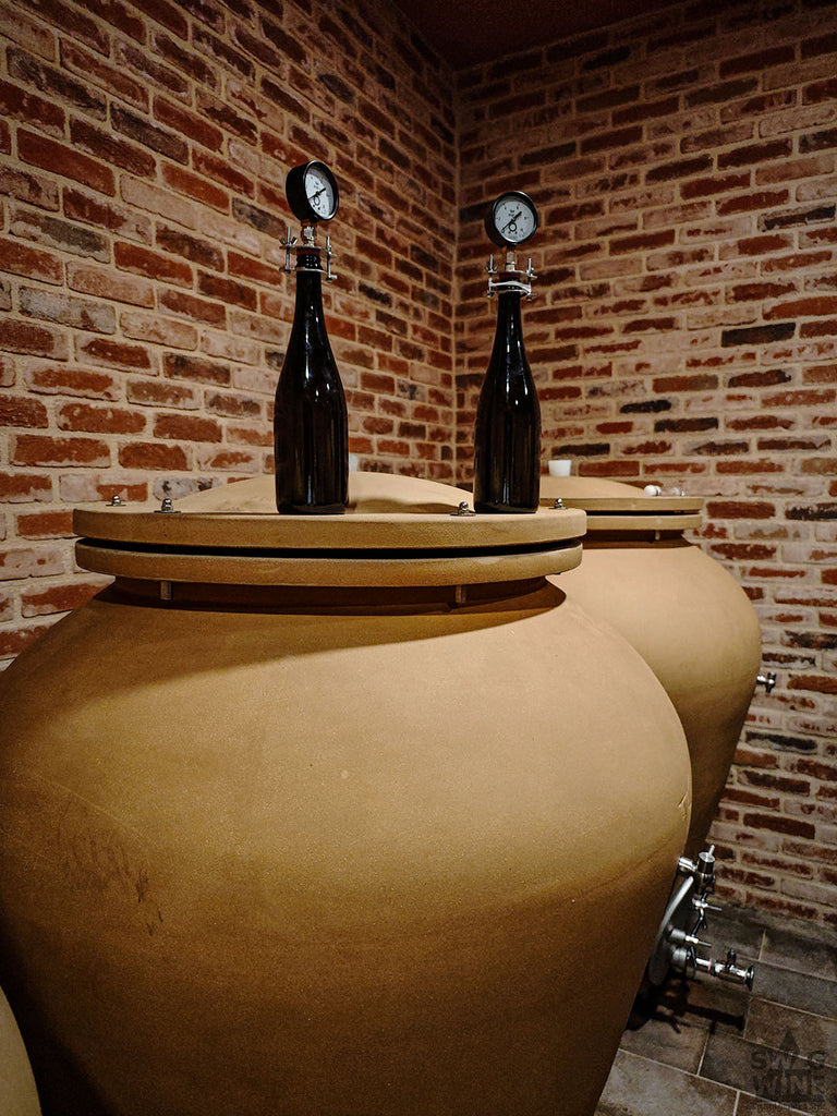  Amphoren im Weinkeller vom Weingut Bajaj di Adriano Moretti - Roero - Piemont