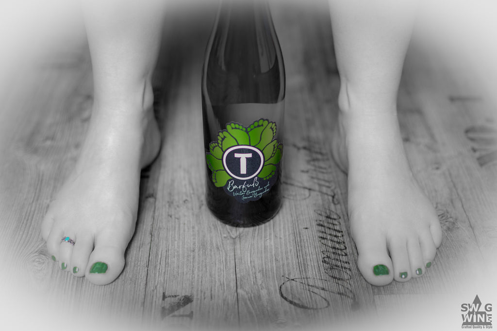 Weißwein Cuvée Barfuß von Tina Pfaffmann aus der Pfalz - Weinflasche mit grün lackierten Füßen 