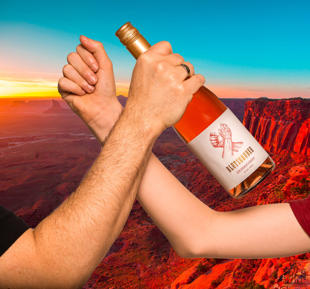 Blutsbruder Rosé Wein von Karl May - Flasche in Hand mit gekreuzten Armen vor Canyon