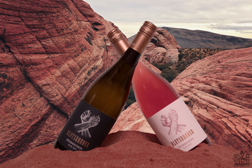 Blutsbruder Rosé Wein und Weisswein von Weingut Karl May - Osthofen - Flaschen gekreuzt im Wüstensand vor Canyon