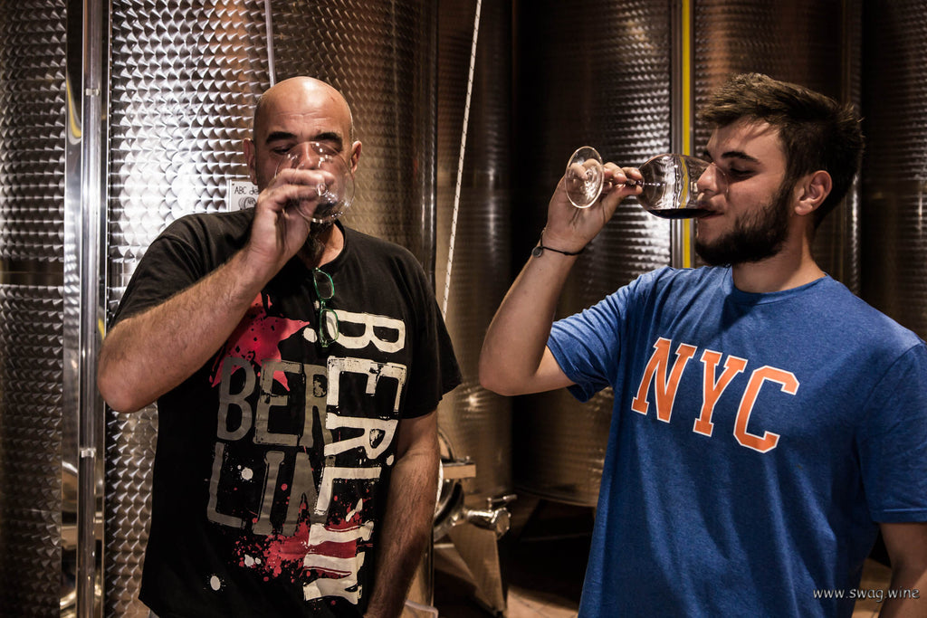 Carlo und Erik Revello bei der Weinprobe des neuen Jahrgangs im Weinkeller