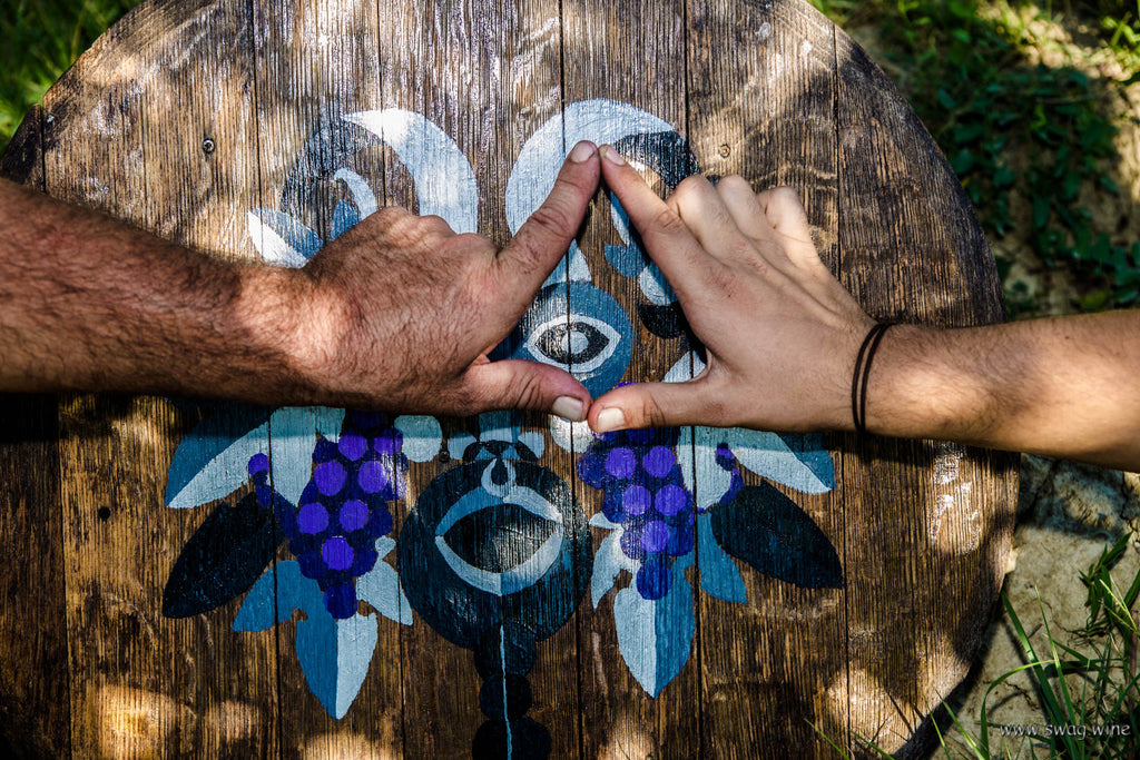 Carlo Revello e Figli Zeichen des Weinguts gemalt mit Zeichen von Swagwine mit Fingern - das Auge trinkt mit