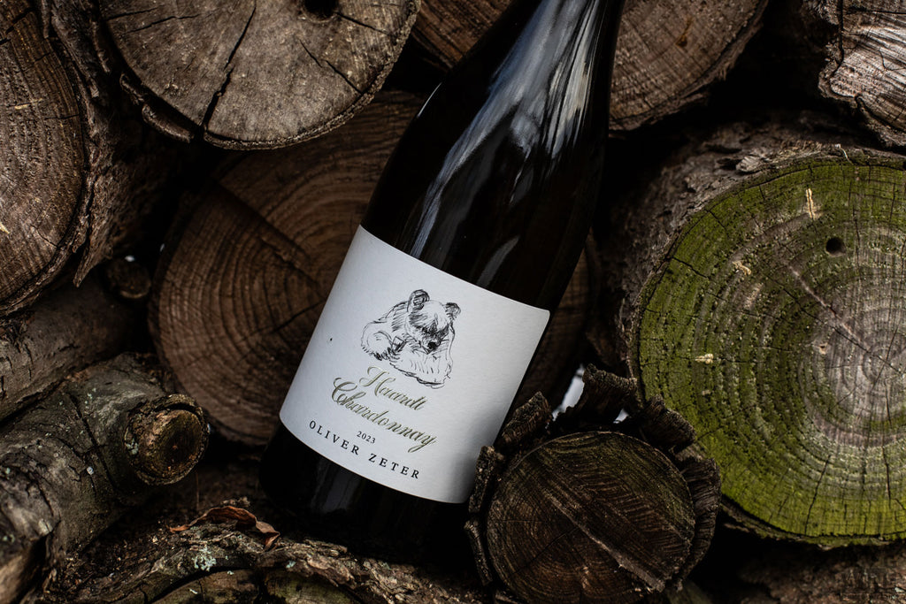 Chardonnay Haardt - Weißwein von Oliver Zeter - Pfalz - Flasche vor Holzstapel