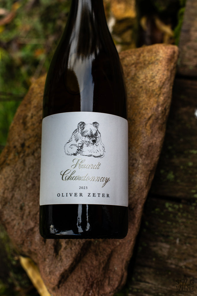Chardonnay Haardt - Weißwein von Oliver Zeter aus der Pfalz - Flasche vor Sandstein