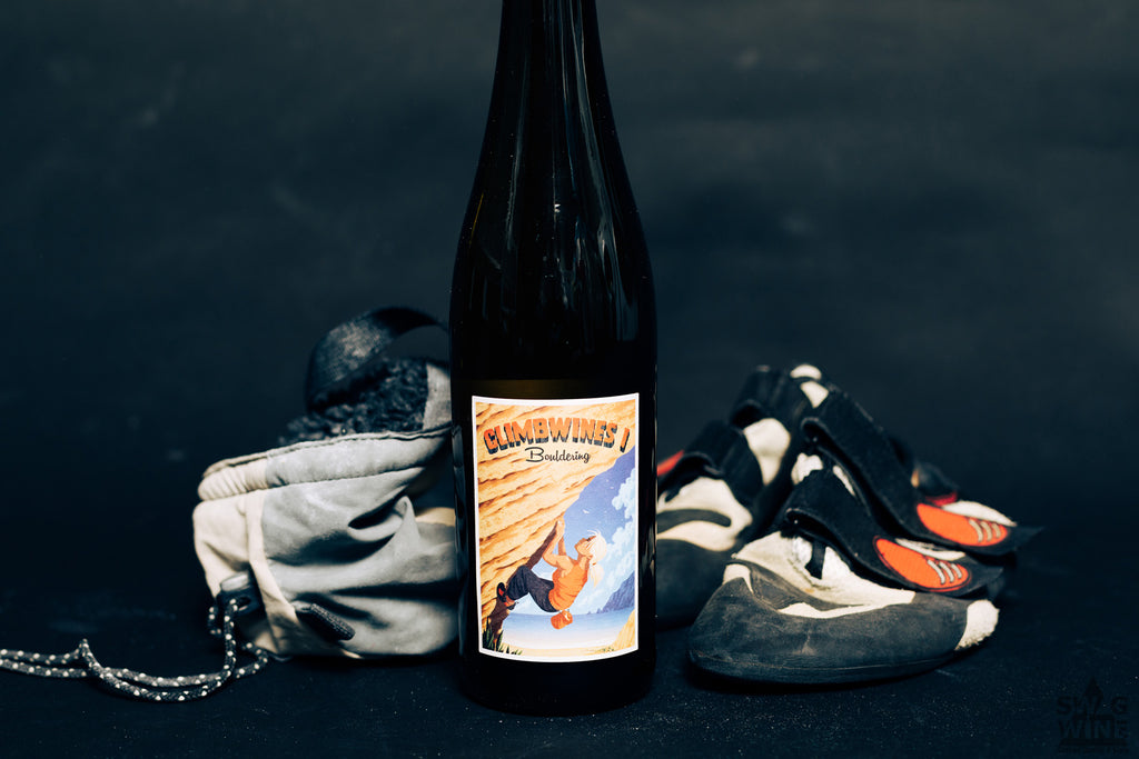Climbwines I - Bouldering Weißwein von Heinrich Spindler Forst Lifestyle Weinflasche mit Kletterschuhen und Chalkbeutel - Kletterwein für Boulderer
