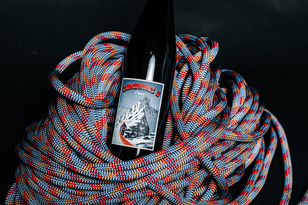 Riesling Climbwines II - Alpine von Weingut Spindler Forst Flasche liegt in zusammengerolltem Kletterseis