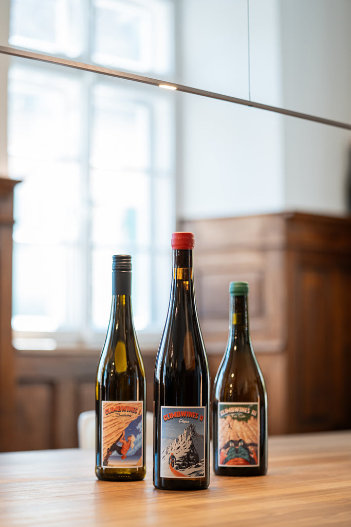 Bouldering Climbwines - premium Weißwein von Heinrich Spindler Forst - drei Flaschen auf einem Tisch
