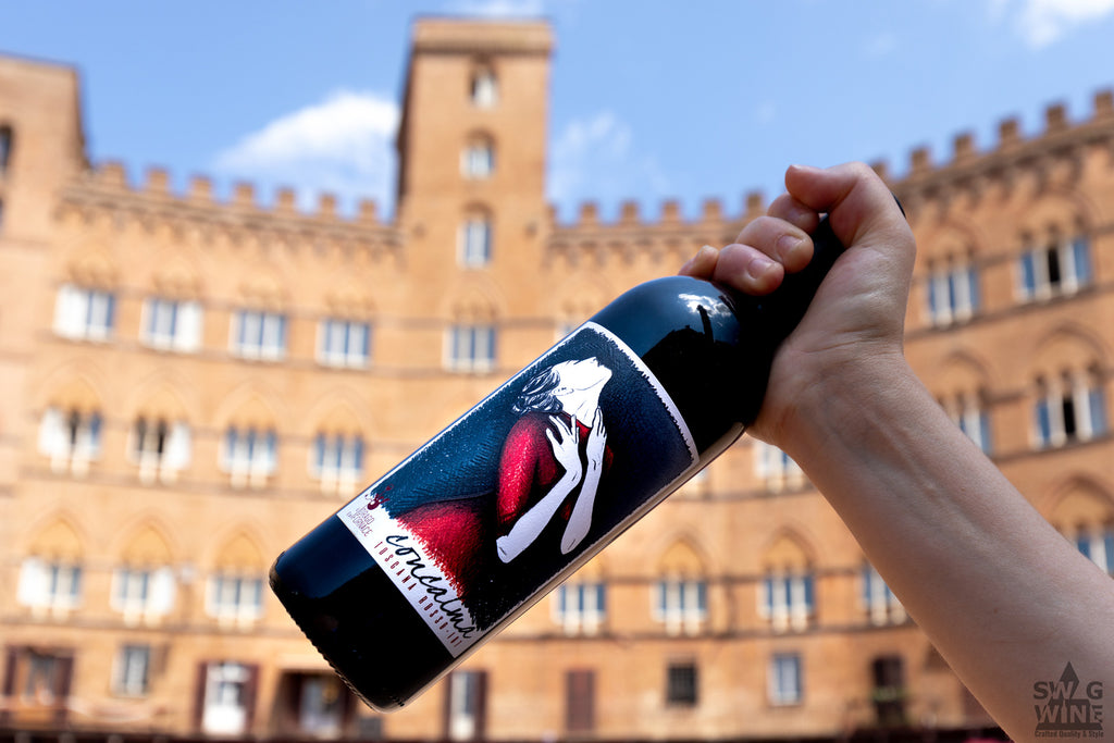 Concalma Toscana Rosso IGT - Weinflasche mit einer gezeichneten Frau die sich nach hinten beugt mit Gebäuden in Siena