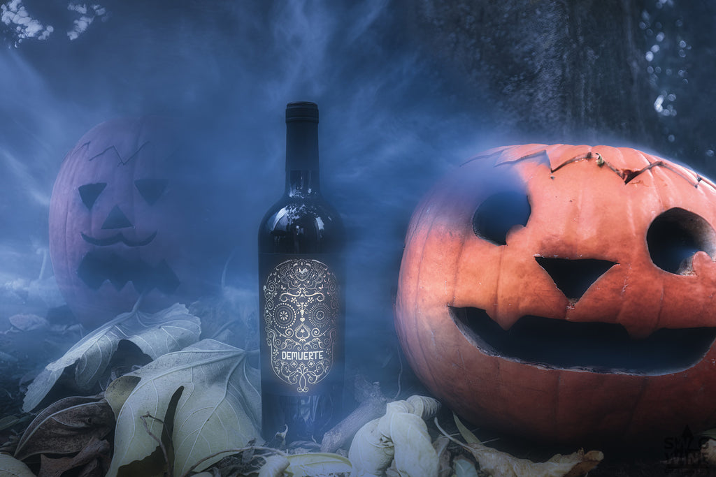 Demuerte Gold - eleganter Spanischer Rotwein aus Yecla DO Flasche mit Halloween Kürbis und Rauch