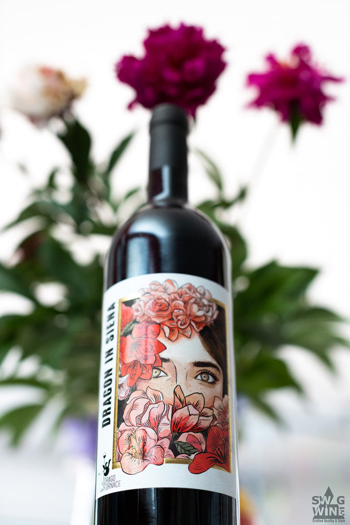 Dragon in Siena Rotwein aus Sangiovese von Il Drago e la Fornace bei Swagwine - Weinflasche vor Blumenstrauß