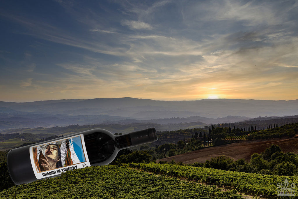 Dragon in Tuscany Rotwein von Il Drago e la Fornace Weinflasche in Hügel Landschaft in der Toskana im Sonnenuntergang