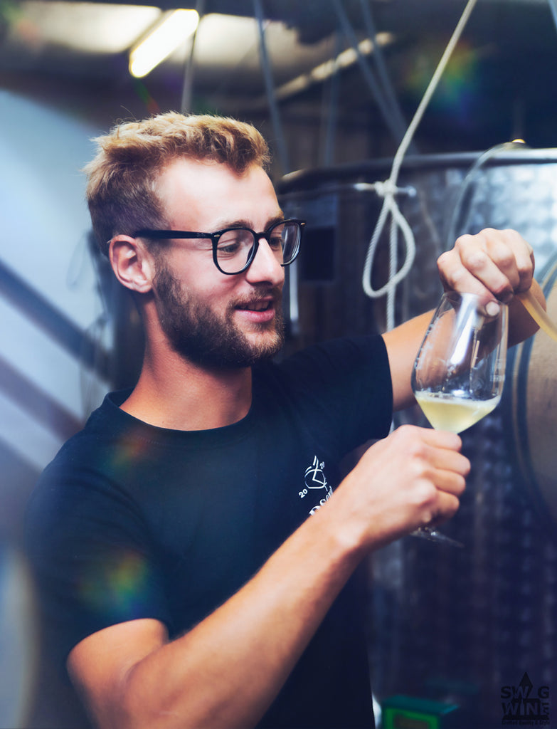 Winzer Jakob Julier von Dschey Dschey Wines Weingut Schmitzer Julier beim Abfüllen einer Fassprobe Weißwein