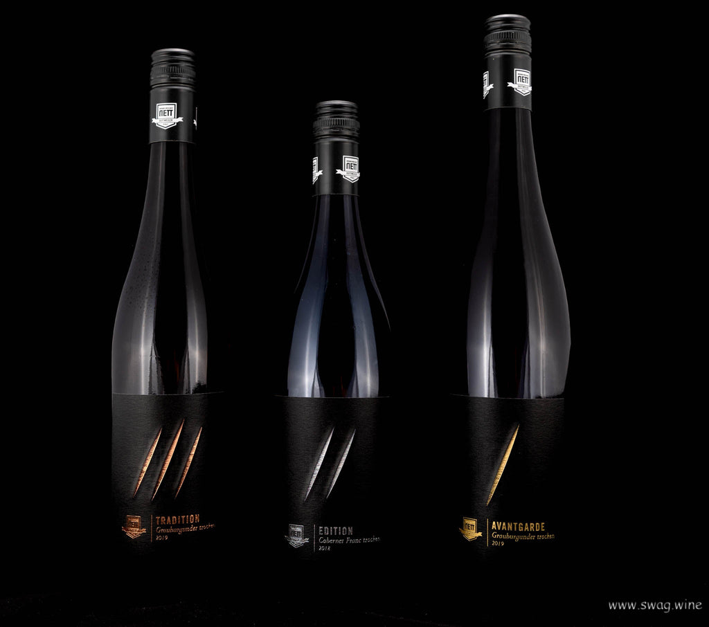 Edition Weine von Bergdolt-Reif und Nett aus der Pfalz - drei elegante Flaschen stehend