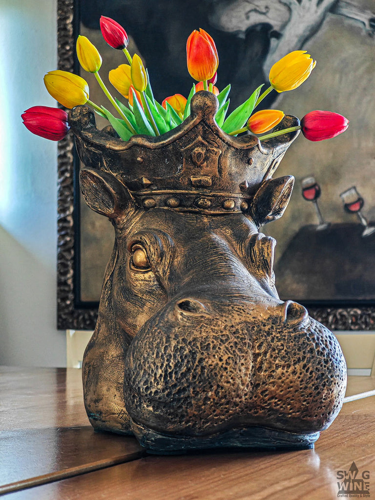 Enzo Boglietti Cantina Deko im Verkostungsraum Kunst ein Nilpferdkopf als Blumenvase