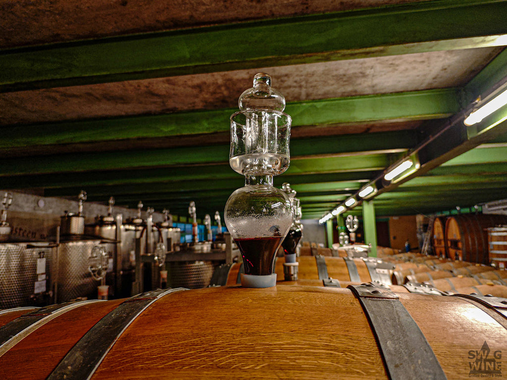 Weinkeller bei Enzo Boglietti - große Holzfässer mit gärendem Wein