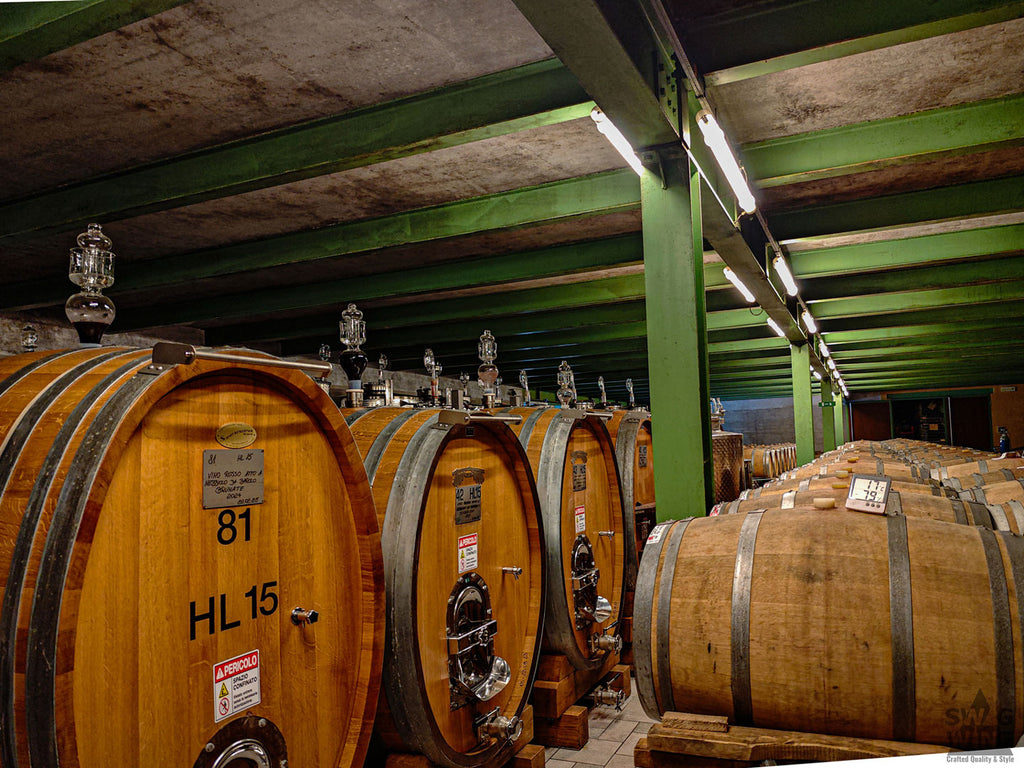 Enzo Boglietti Weinkeller mit großen Holzfässern für Barolo