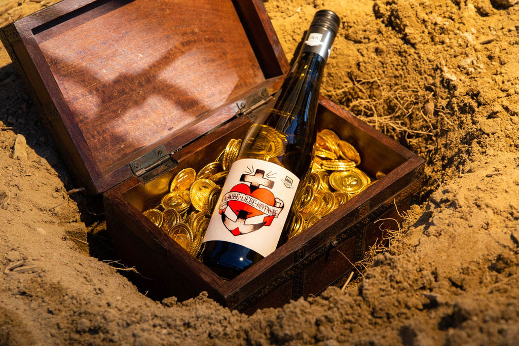 Riesling Glaube Liebe Hoffnung mit Herz Kreuz und Anker von Bergdolt-Reif und Nett - Pfalz - Flasche in Schatzkiste
