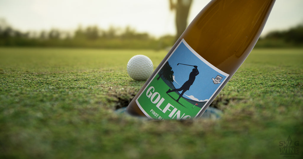 Golfing Pinot Blanc - Weißburgunder von Bergdolt-Reif und Nett aus der Pfalz - Flasche in einem Golfloch