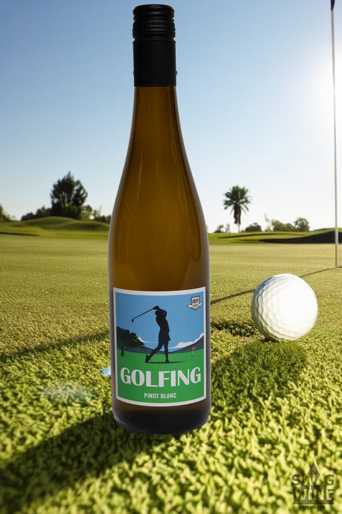 Golfing Pinot Blanc - frischer Weißburgunder von Bergdolt-Reif und Nett aus der Pfalz - Flasche auf dem Green mit Golfball