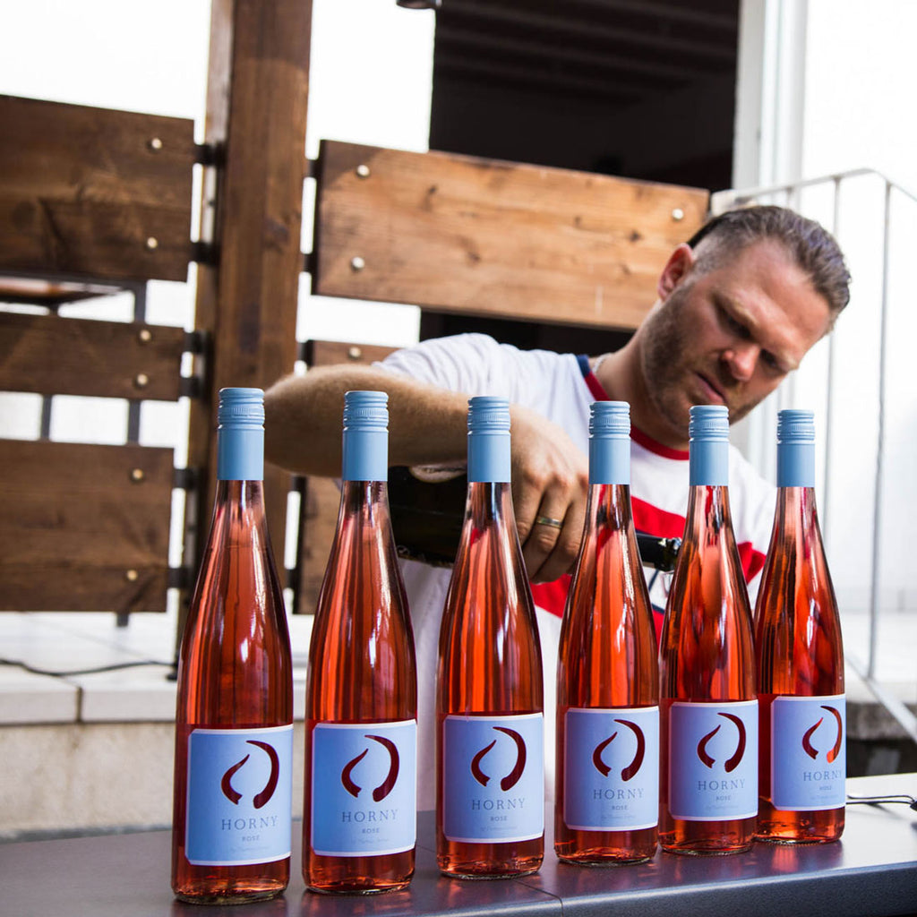 Horny Rosé serviert – frischer Roséwein perfekt für Sommerabende