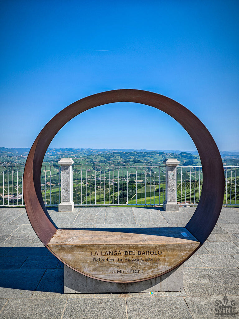 Aussichtspunkt Belvedere in Piazza Castello in La Morra mit Blick auf die Weinberge